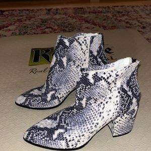Snake skin Steve Madden booties